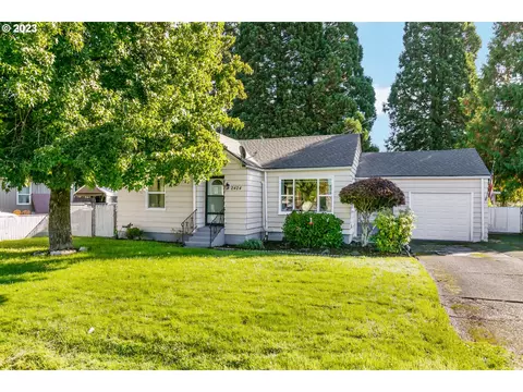 2424 34th Ave, Longview, WA 98632