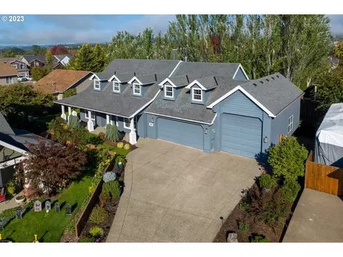 127 W Hazelnut Dr, Newberg, OR 97132