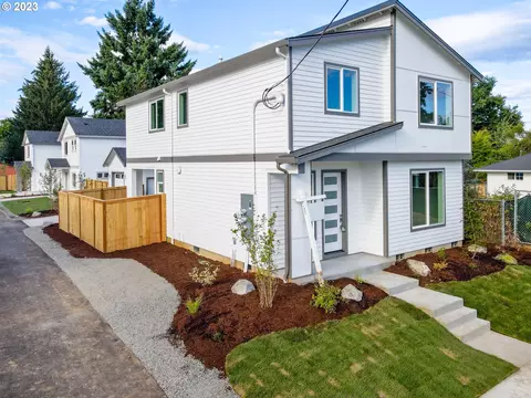 5825 SE Schiller St #A, Portland, OR 97206