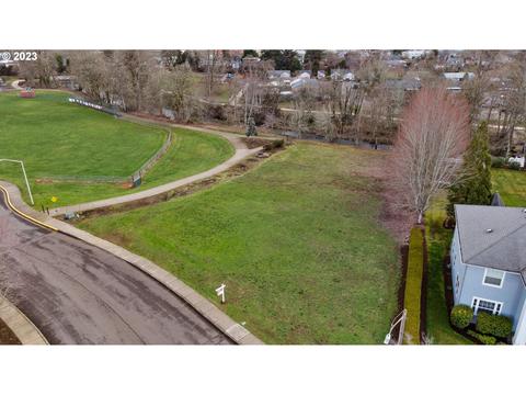 777 SE Walnut Dr, Dallas, OR 97338
