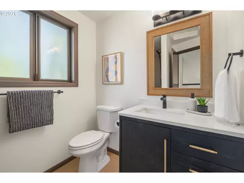 Bath - 4411 Dillard Rd, Eugene, OR 97405 photo 3 of 4