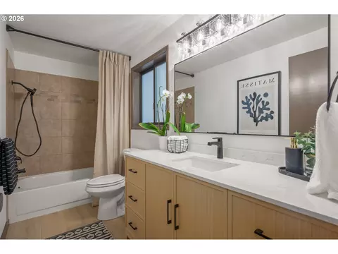 Bath - 4411 Dillard Rd, Eugene, OR 97405 photo 1 of 4