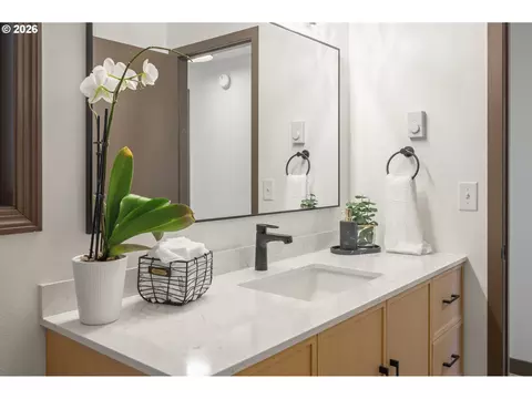 Bath - 4411 Dillard Rd, Eugene, OR 97405 photo 2 of 4
