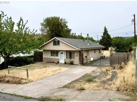 1020 Pine St, The Dalles, OR 97058