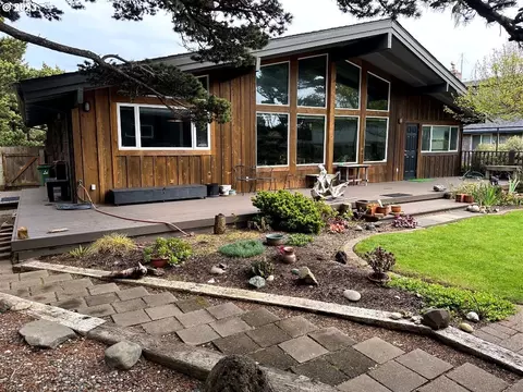 1010 Newport Ave SW, Bandon, OR 97411