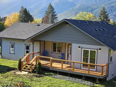 1051 Arburnia St, Myrtle Creek, OR 97457