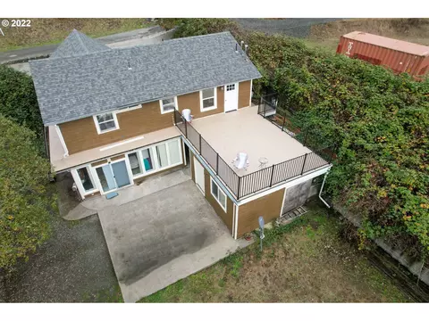 1369 Montana Ave, Coos Bay, OR 97420