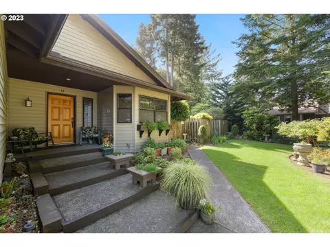 945 Seabreeze Ter, Coos Bay, OR 97420