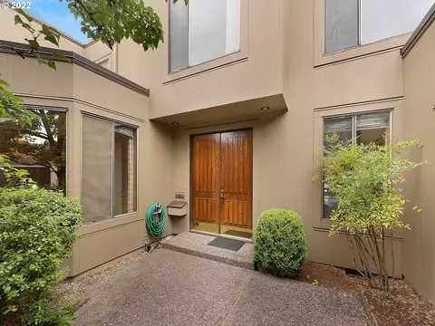 5952 S Riverpoint Ln, Portland, OR 97239