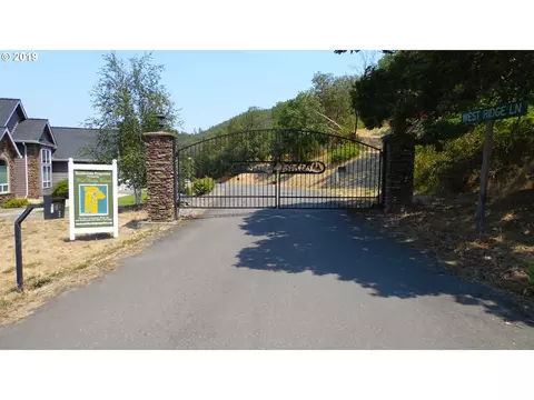 163 W Ridge Ln, Myrtle Creek, OR 97457