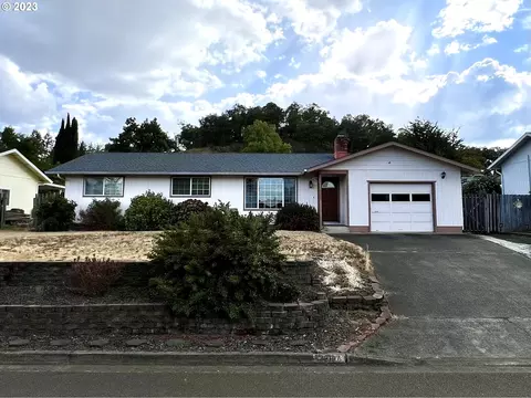 2200 La Canada Dr, Roseburg, OR 97471