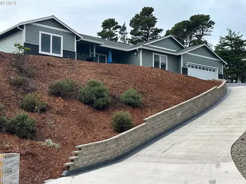 13 White Tail Ct, Florence, OR 97439