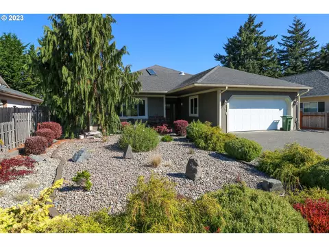 738 Edwards Ave, Coos Bay, OR 97420