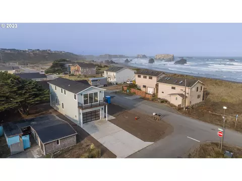 425 Madison Ave SW, Bandon, OR 97411