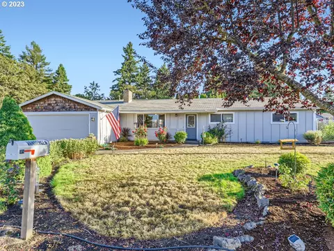 101 W 8th St, Newberg, OR 97132
