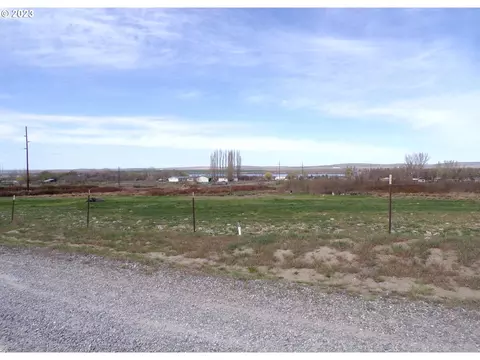 27000 Riley Ln, Umatilla, OR 97882