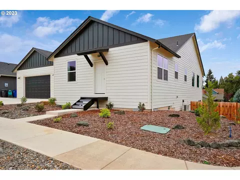 875 Jefferson St, Silverton, OR 97381