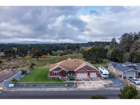 907 Seacrest Dr, Bandon, OR 97411