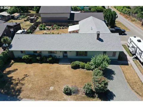 1906 Spruce St, Myrtle Point, OR 97458