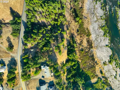 N Bank Rd, Roseburg, OR 97470