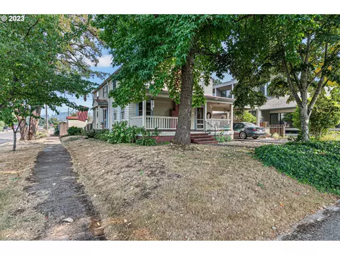 208 S 6th St, Cottage Grove, OR 97424