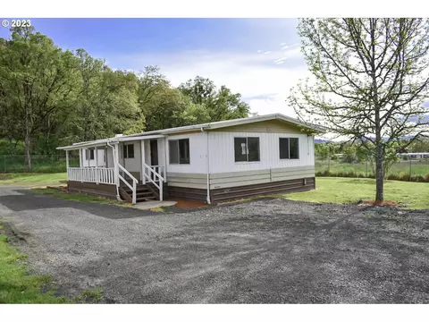 218 NE Peggy Ave, Roseburg, OR 97470