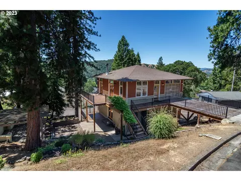 1325 SE Hawthorne Dr, Roseburg, OR 97470