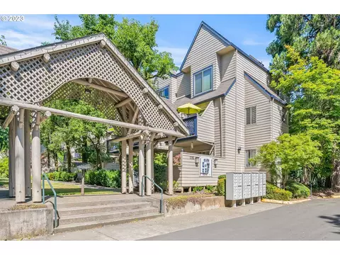 2785 NW Upshur St #B, Portland, OR 97210