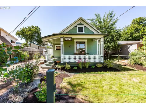 1239 Adams Ave, Cottage Grove, OR 97424