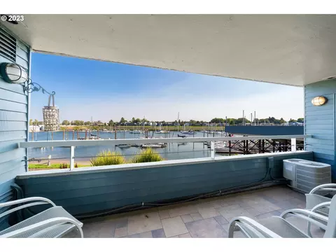 166 N Hayden Bay Dr, Portland, OR 97217