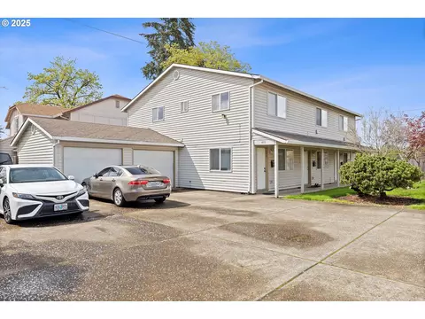 420 W Gloucester St, Gladstone, OR 97027