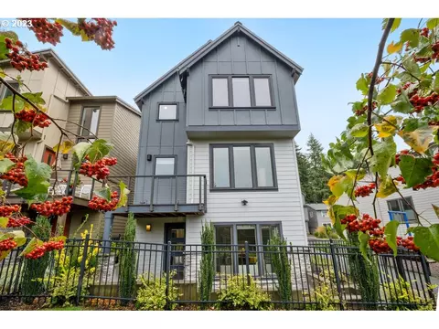 585 SW Chinook Ter, Portland, OR 97225