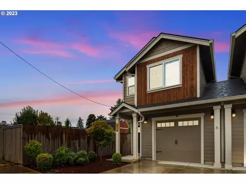 373 N 1st St, Carlton, OR 97111