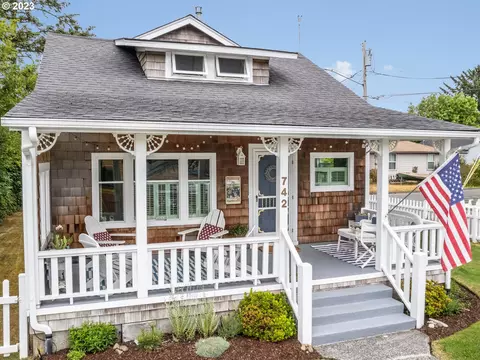 742 7th Ave, Seaside, OR 97138