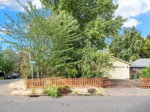 211 S Bina Dr, Newberg, OR 97132