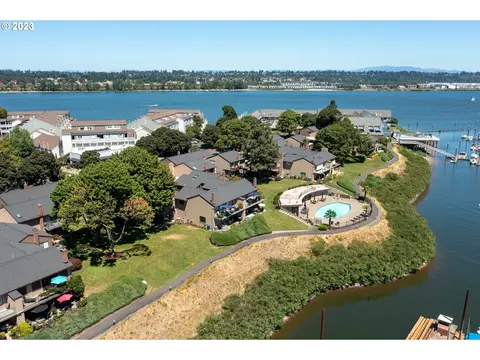 316 N Hayden Bay Dr, Portland, OR 97217