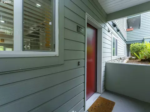 4970 S Landing Dr #102, Portland, OR 97239