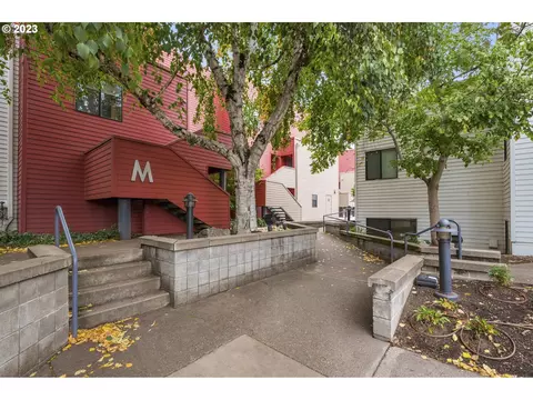 1010 NW Naito Pkwy #M-8, Portland, OR 97209