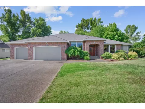 689 SE Walnut Ave, Dallas, OR 97338