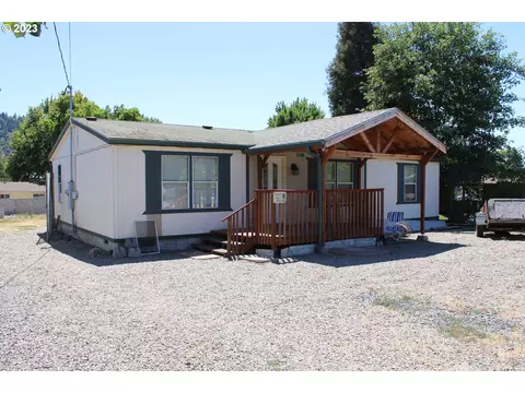 247 SE Park St, Winston, OR 97496