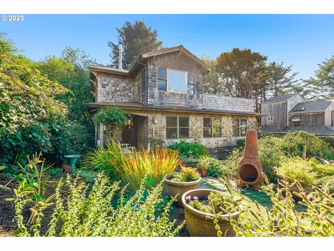 187 W Kenai St, Cannon Beach, OR 97110