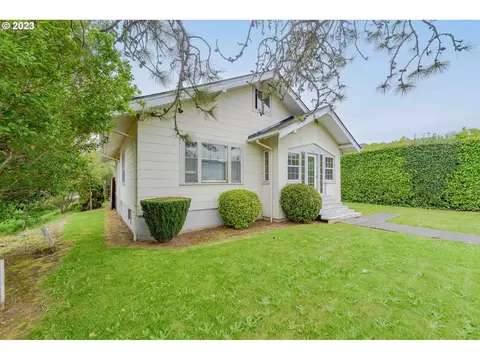 726 S 7th St, Coos Bay, OR 97420