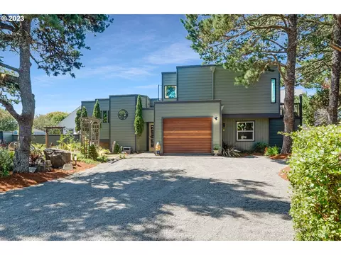 525 Heceta Pl, Hammond, OR 97121