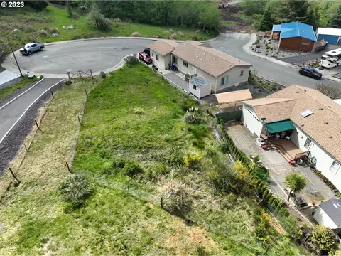 580 Meadow Ln, Brookings, OR 97415