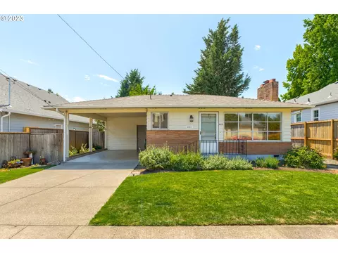 808 E 5th St, Newberg, OR 97132