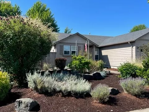 664 Erica Pl, Harrisburg, OR 97446