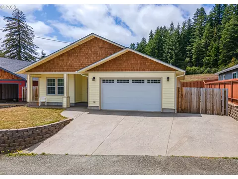 1745 N Grape Ct, Coquille, OR 97423