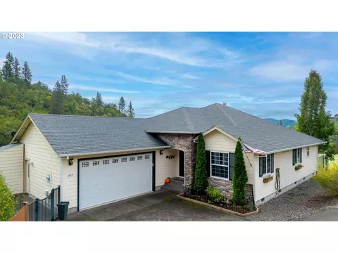 1757 NE Shale Ct, Roseburg, OR 97470