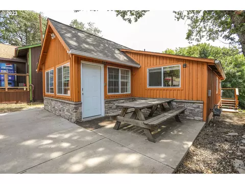 417 E Steuben St, Bingen, WA 98605