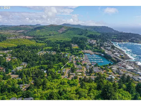 325 SE Derrick St, Depoe Bay, OR 97341